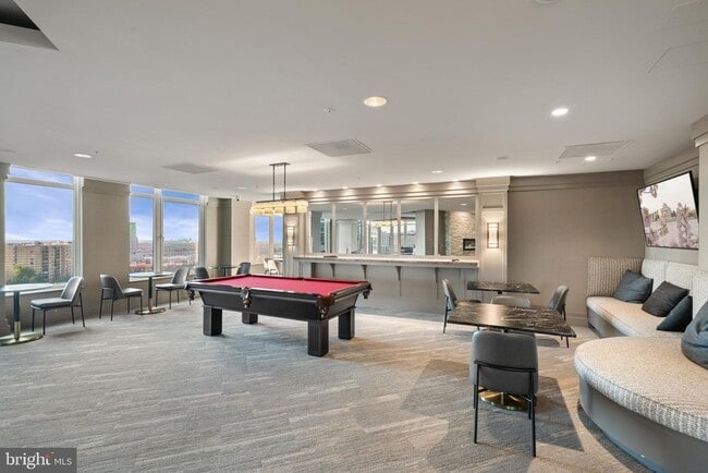 Building Photo - 8220 Crestwood Heights Dr