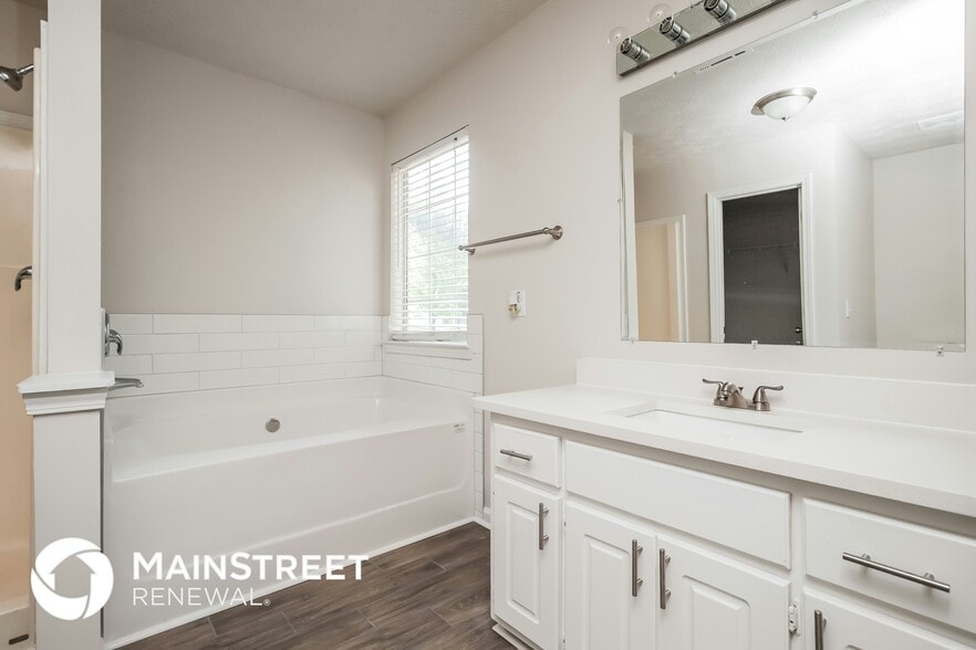 Building Photo - 242 Fairview Point