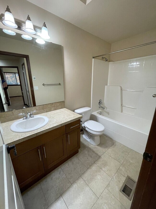 Building Photo - ***PENDING APPLICATION***Gorgeous, Spacious Home Close to Everything!