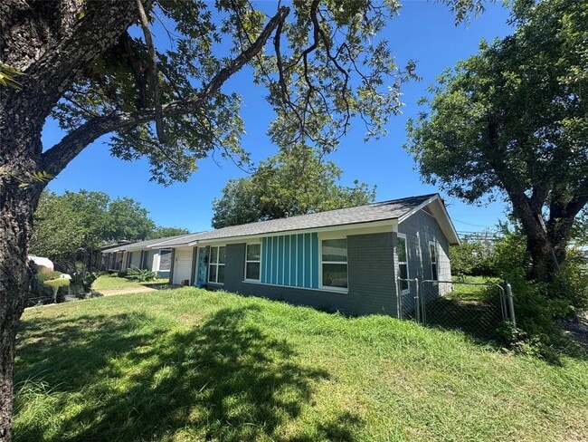 Building Photo - 1400 Kamar Dr