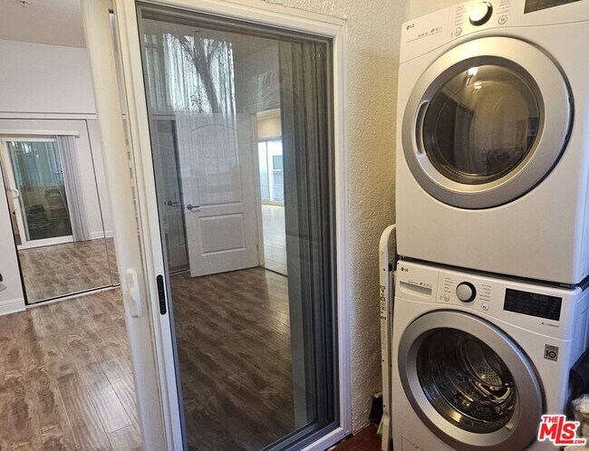 Building Photo - 1128 S Serrano Ave