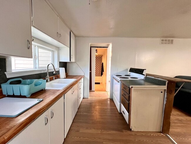 Building Photo - Non-Refundable & Security Deposit Total: $925.00