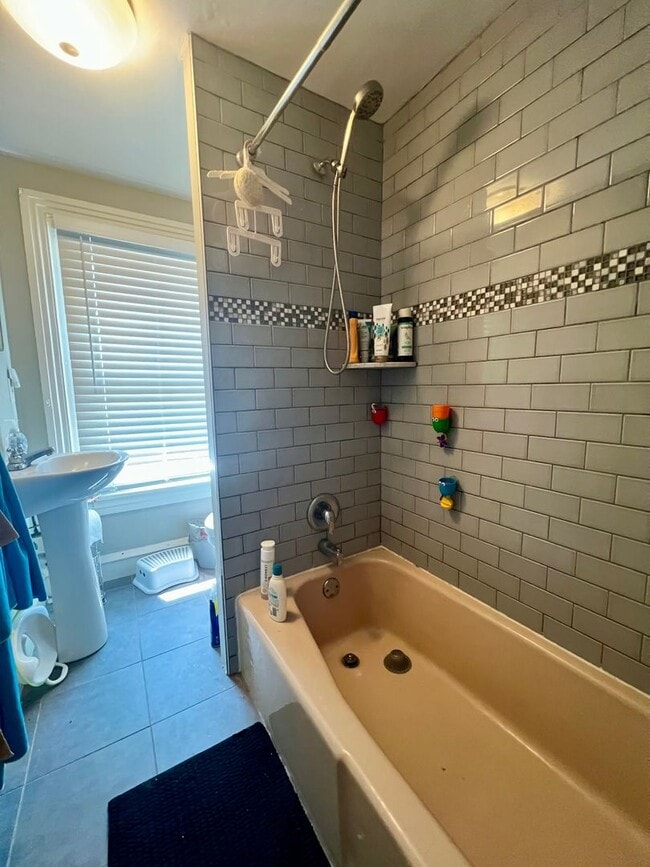 Building Photo - Stunning 2-Bedroom Townhome in West Cheste...
