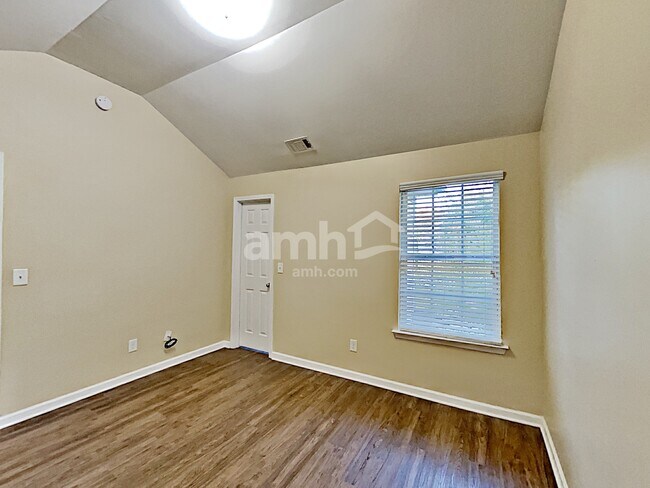 Building Photo - 303 Hidden Creek Ln