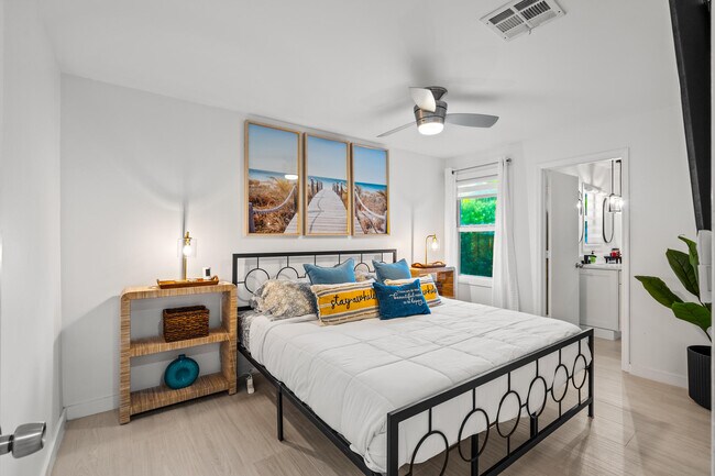 Building Photo - 9165 SE Yacht Club Cir