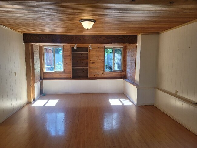 Building Photo - Kent 4 bedroom plus Den and 3 bathrooms & ...