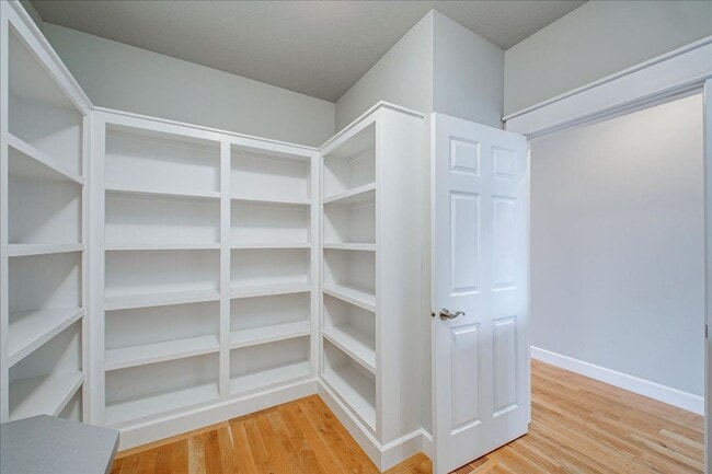 Building Photo - Beautiful Home in Desired Hazelwood Subdiv...