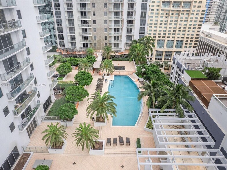 Building Photo - 1060 Brickell Ave