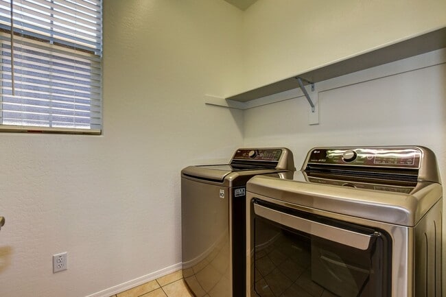 Building Photo - 2 bedroom, 2 bathroom home  in Saddlewood