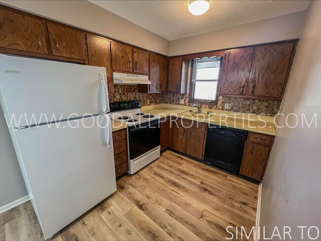 Building Photo - 2 bedroom 1 full bath condo single car gar...