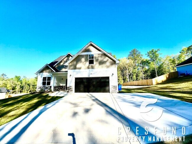 Building Photo - Close to Fort Bragg/Master BR Downstairs S...