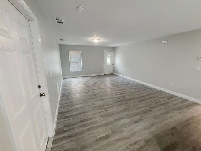 Building Photo - Lovely 3-Bedroom Home in the Heart of Midw...