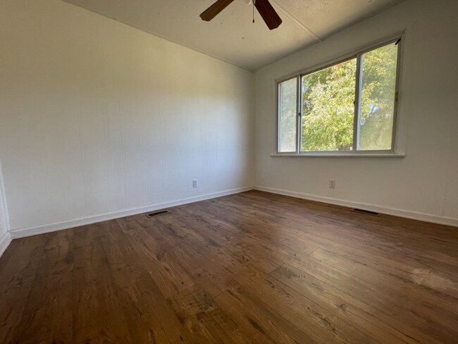 Building Photo - 10714 Quaker Rd