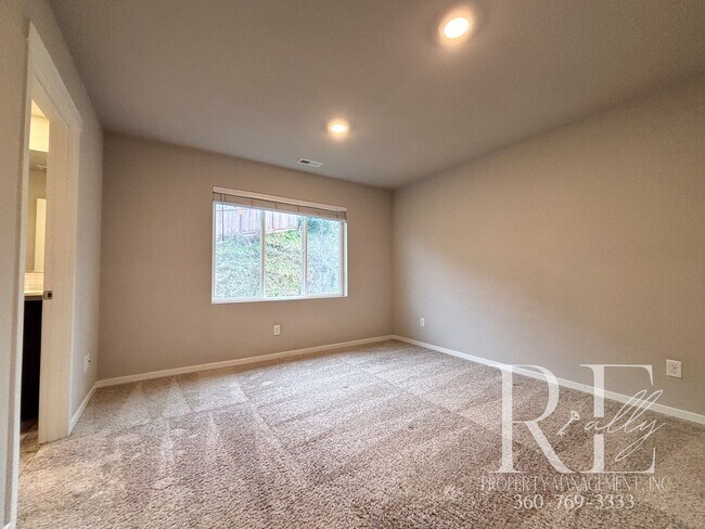 Building Photo - Charming 3-Bedroom, 2.5-Bath Home with Mod...
