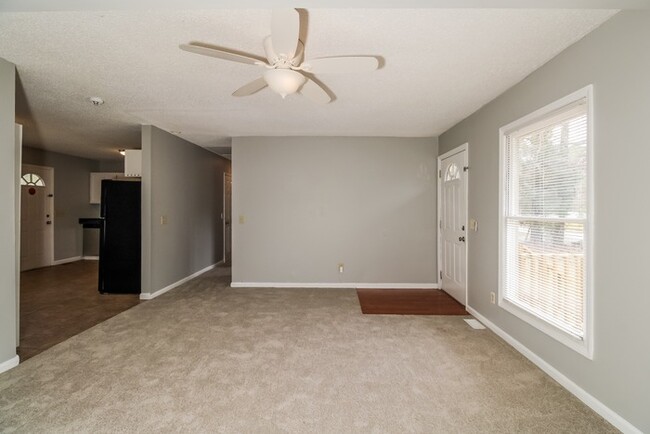 Building Photo - Classic 4 Bedroom in Columbia
