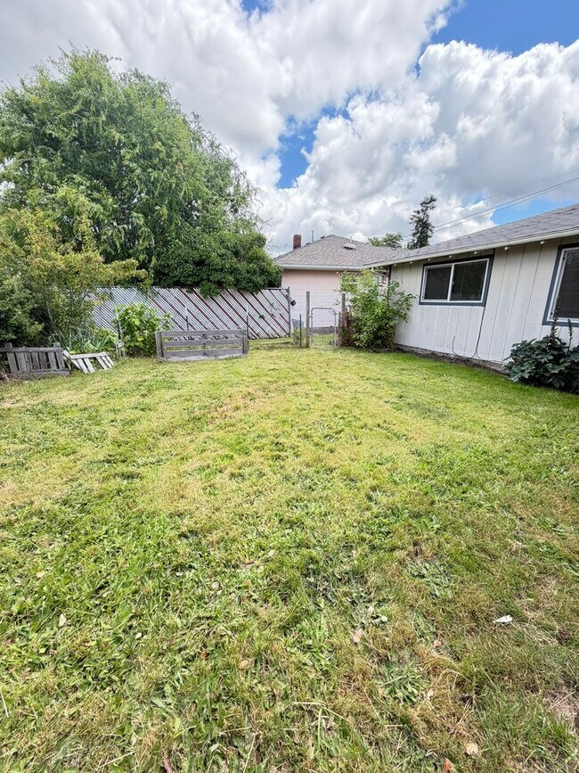 Building Photo - Newly Remodeled 2 Bedroom with Fenced yard!