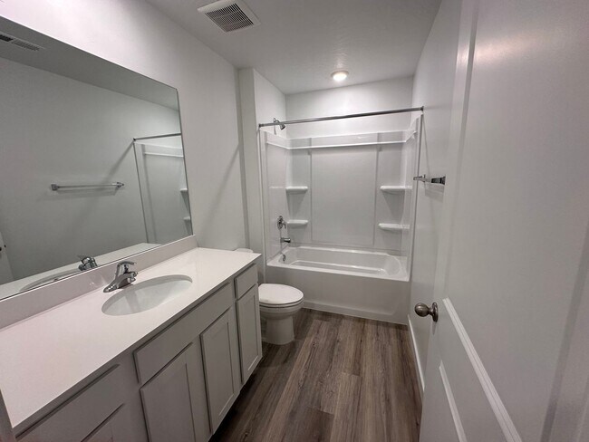 Building Photo - Dog Friendly! 3 Bedroom 2 Bathroom Townhom...