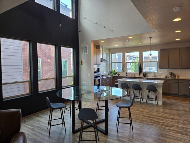 Building Photo - Amazing townhome in Central Park near Nort...