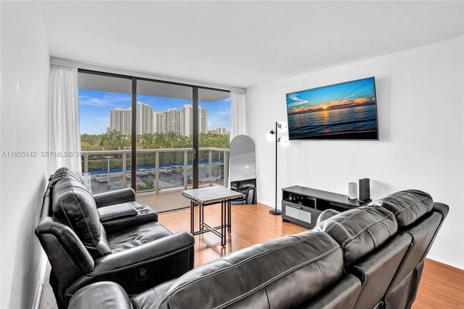 Building Photo - 3675 N Country Club Dr