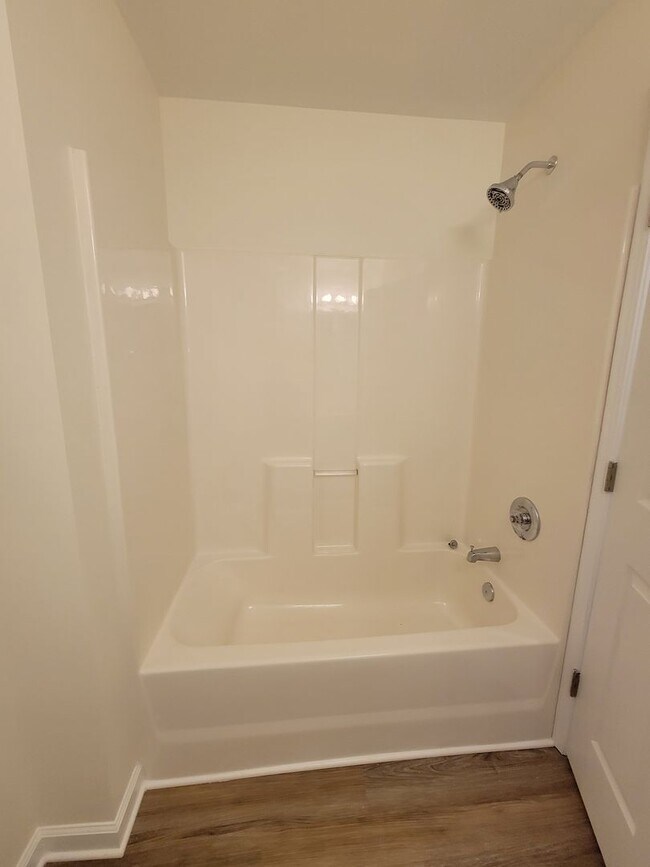 Building Photo - Cozy Convenient Condo