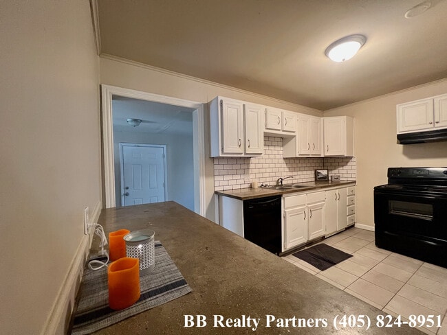 Building Photo - 312 S Florence Ave