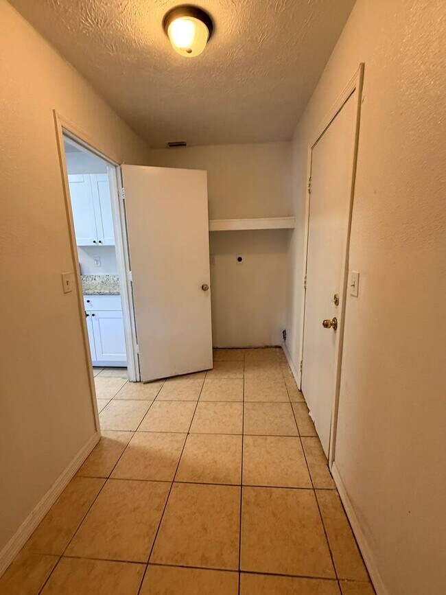 Building Photo - 704-706 Pineville Ln