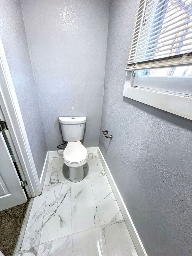Building Photo - Spacious & Charming 5-Bedroom Home with Mo...