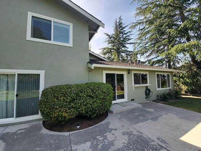 Building Photo - Large Single Family Home with Stunning Vie...