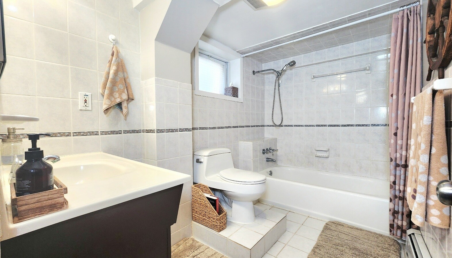 Full Bathroom 2 - 11 Banta Ave