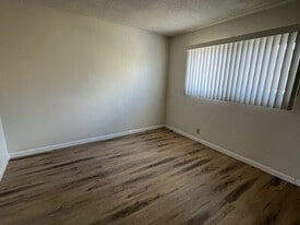 Building Photo - 25350 Oak St