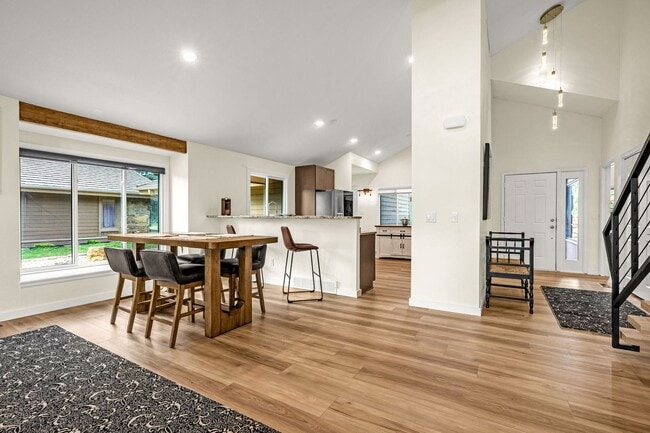 Building Photo - Fully Furnished Executive Townhome in Kiss...