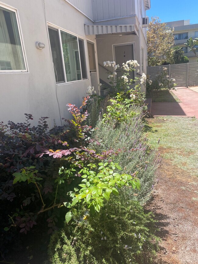 Building Photo - 128 S Hayworth Ave