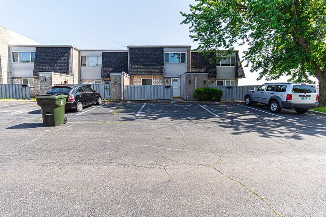 Primary Photo - Renovated Condo in Norman!