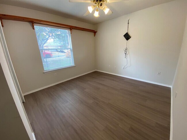 Building Photo - 258 Western Dr