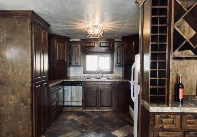 Building Photo - 1522 E 9th St