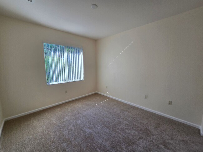 Building Photo - ANNUAL RENTAL - 3/2 BRADFORD PLACE