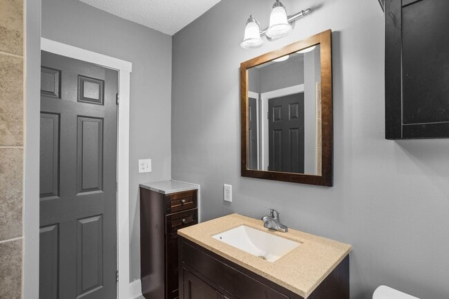 Building Photo - 1 Bedroom 1 Bath Duplex in the Heart of Auburn