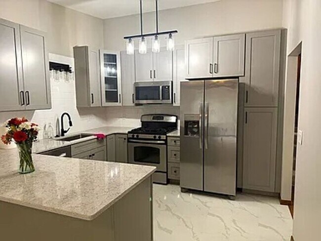 Primary Photo - 7431 Rosewood Ln N