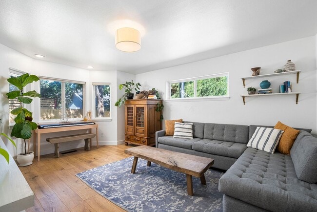 Building Photo - Find a piece of serenity in Historic Old Bend! (Unfurnished)