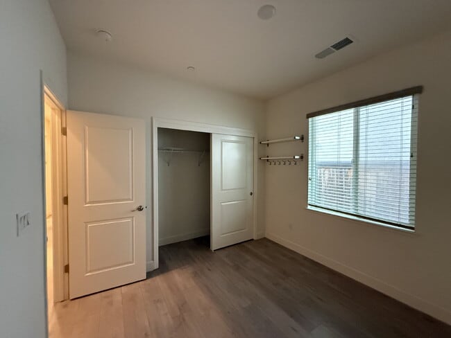 Building Photo - Modern 4-bedroom 3-bath available in Elk Grove