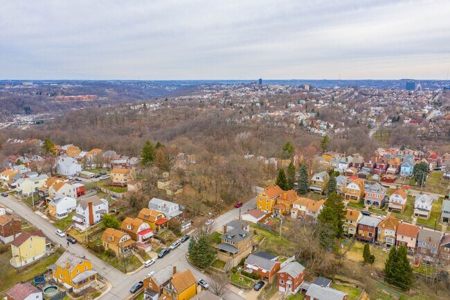 Building Photo - AVAILABLE FOR EARLY DECEMBER! Do not miss this HUGE 3-BEDROOM / 2-BATHROOM home in CARRICK!  SECT...