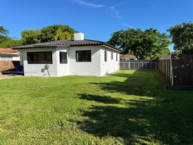 Building Photo - 2210 SW 25th St