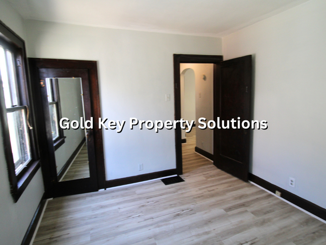 Building Photo - Spacious 2 BR 1 BA House with Central Air ...