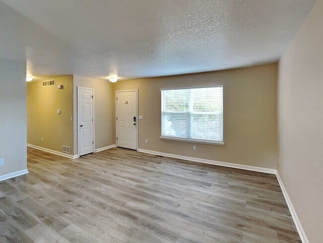 Building Photo - 957 W Briarwood Ave