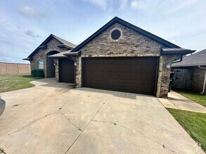 Building Photo - 3 bed 2 bath NE Moore