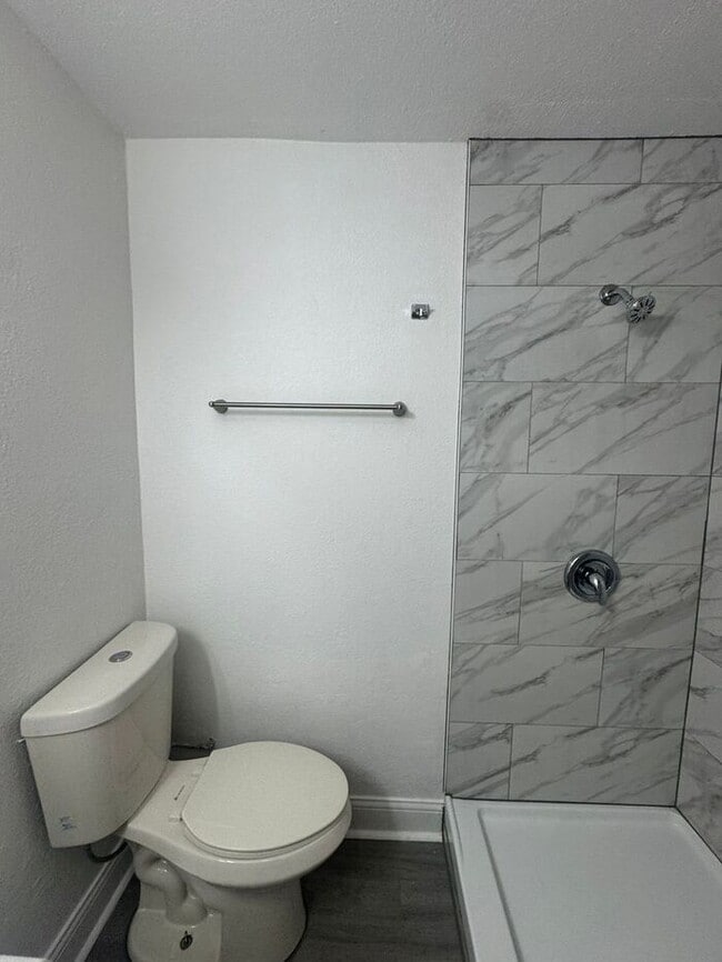 Building Photo - **Modern 2 Bed / 1 Bath Duplex in Little E...
