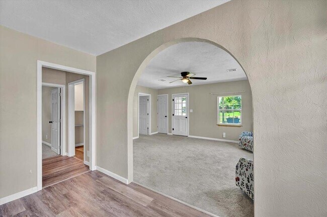 Building Photo - 211 2nd St
