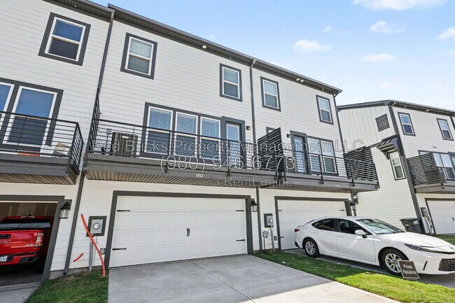 Building Photo - 1812 Alexander Village Main Dr
