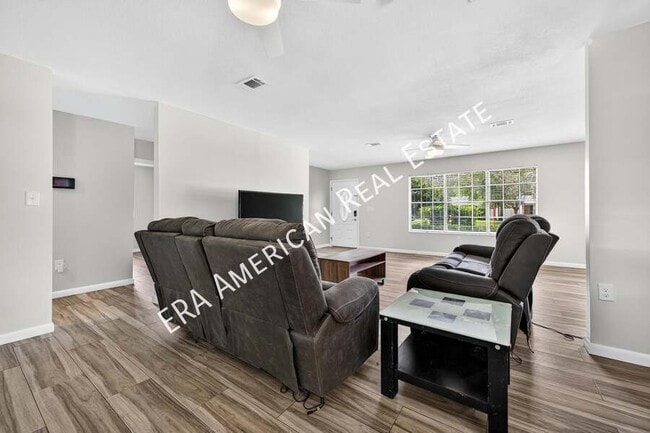 Building Photo - 614 Merioneth Dr NE