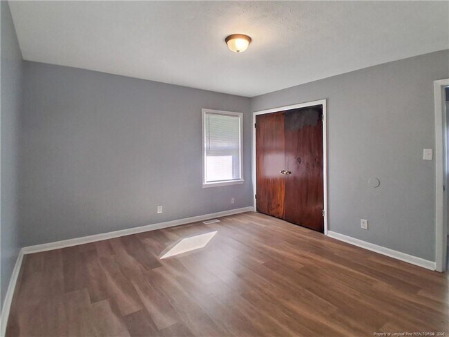 Building Photo - 1086 Essex Pl